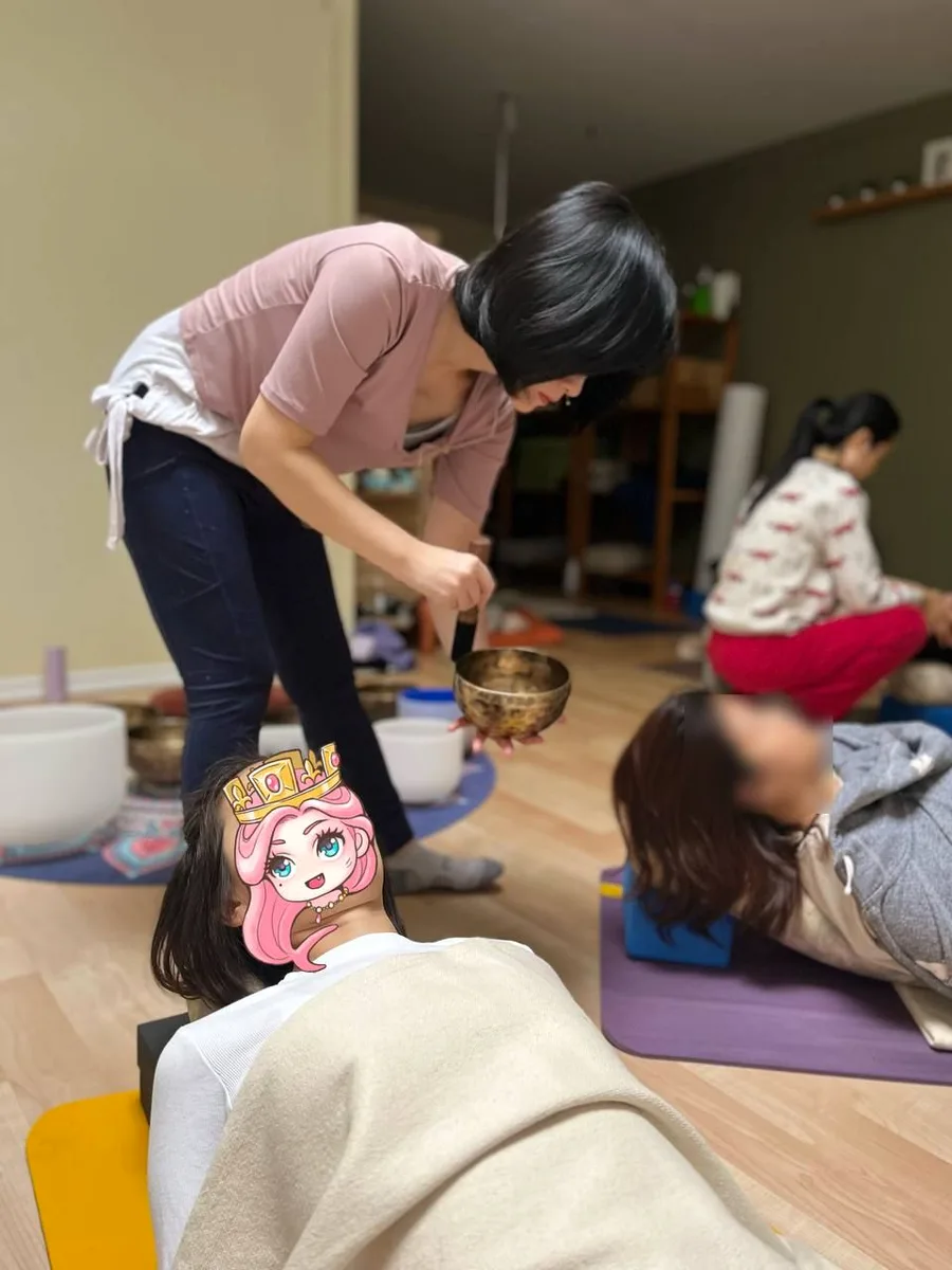 室内集体颂钵体验