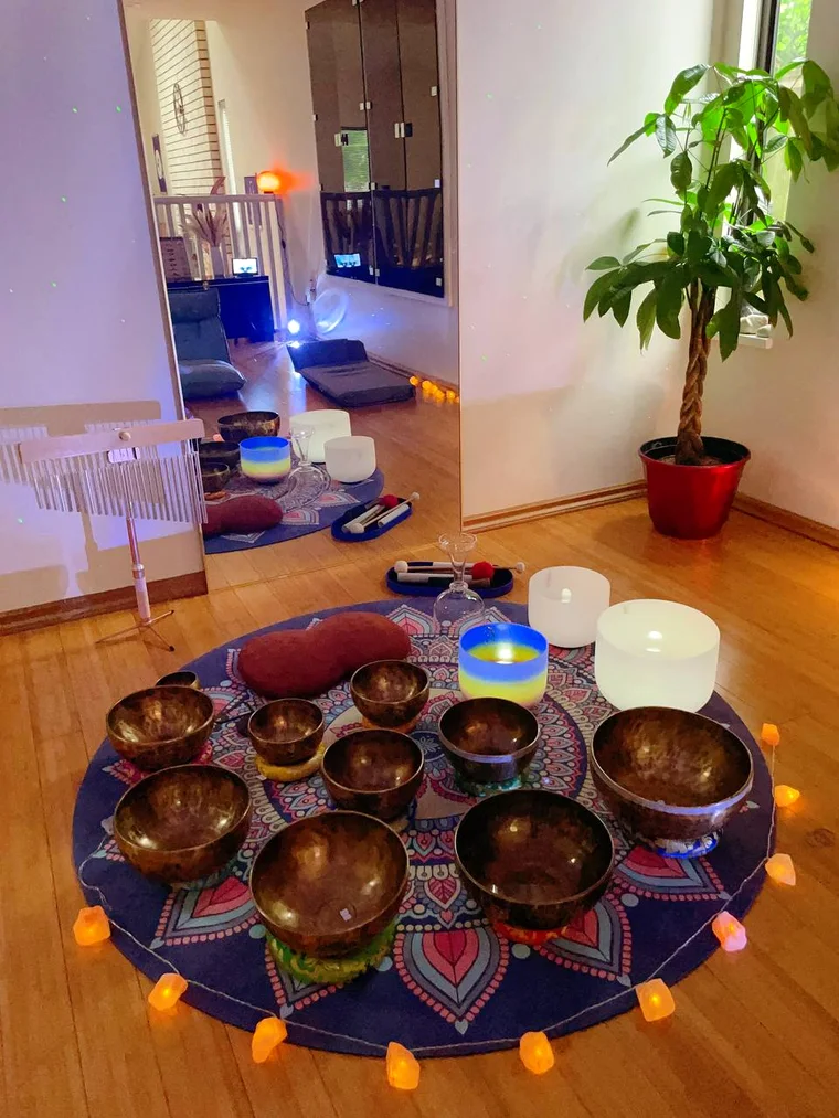 颂钵与铜钵摆阵，围以烛光